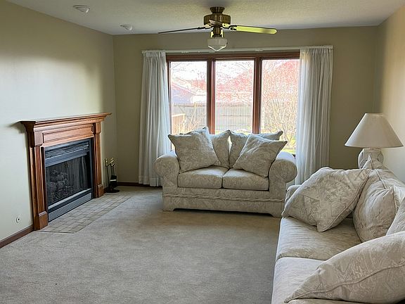 3rd image of 235 W Des Plaines St