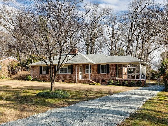 3rd image of 3021 Clarendon Dr