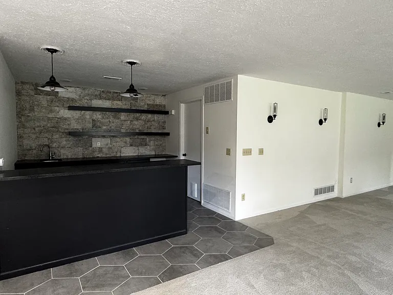 324 N Lancaster Dr — Photo 21