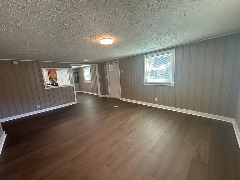 2425 Juniper St — Photo 3