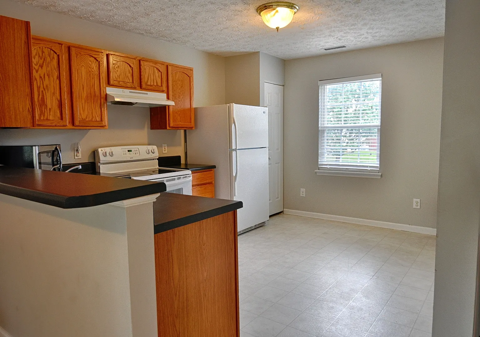 Amazing 4 bed/2 bath split level home conveniently located near RTP with fenced yard! — Photo 3