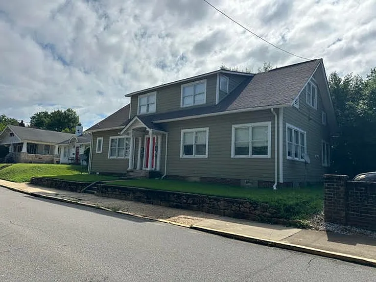 425 Caplewood Drive — Photo 2