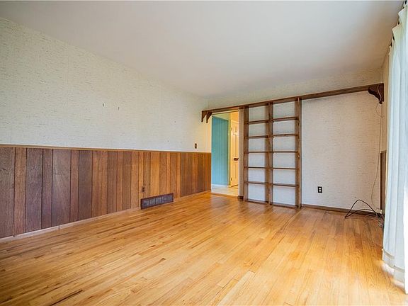 4th image of 3824 Longhill Dr SE