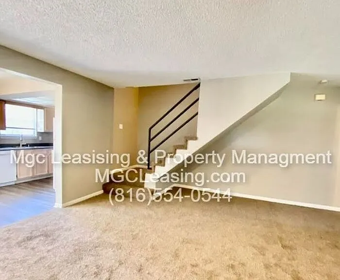 1012B NE Whispering Winds Ct #B — Photo 4