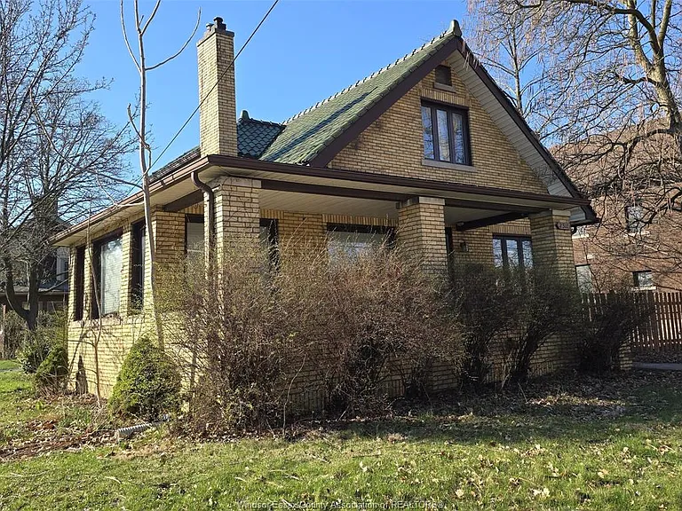 2311 University Ave W — Photo 12