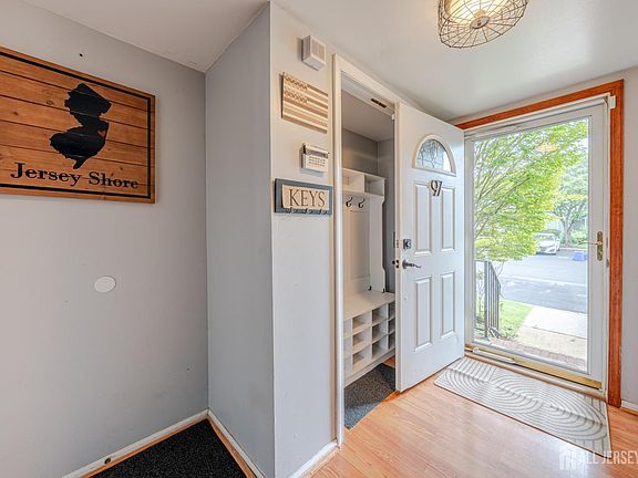 5th image of 97 Brookview Cir