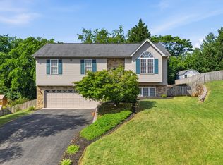 1611 Bush Farm Dr, Vinton, VA 24179