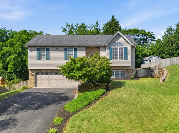 1611 Bush Farm Dr, Vinton, VA 24179