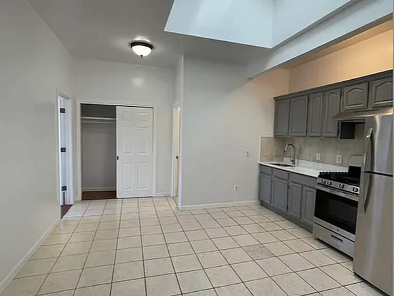 235 Starr St #2L — Photo 4