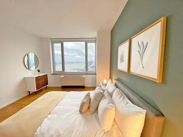 635 West 42nd Street image 3 of 31