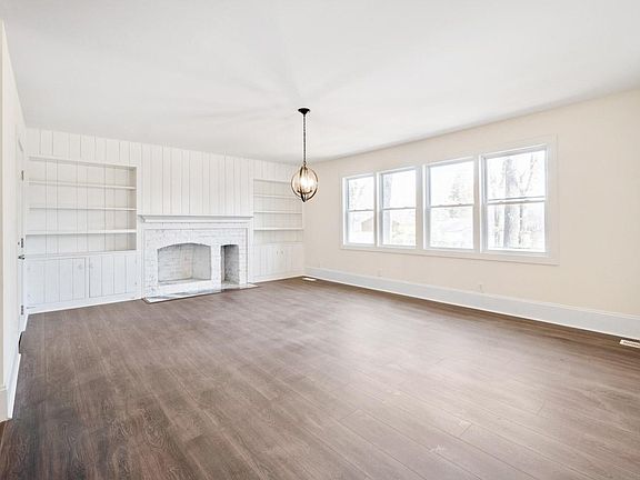 3rd image of 407 Woodside Dr