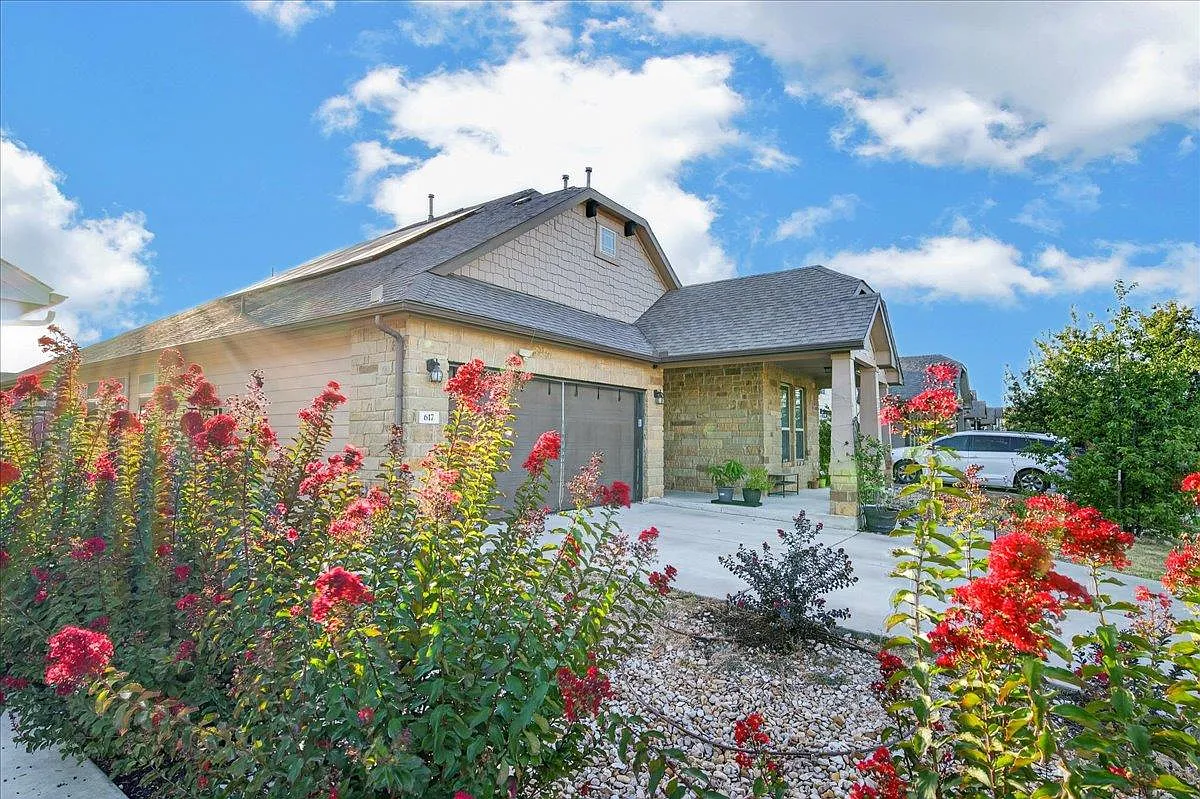 4 bed, 3.0 bath, 2473 sqft, $2,395 — Photo 2