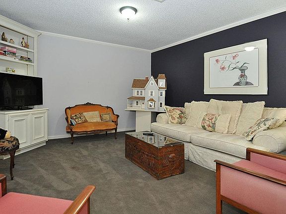 4th image of 2018 Forest Manor Dr