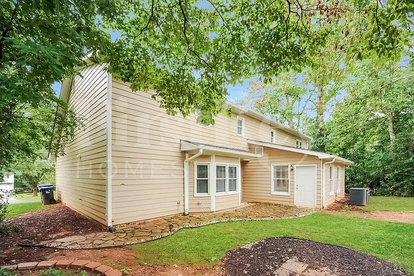 3 bed, 2.5 bath, 2800 sqft, $2,980 — Photo 3