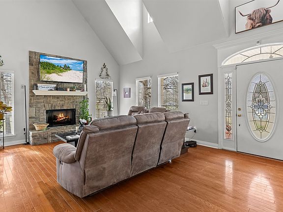 3rd image of 650 Myrtle Springs Rd