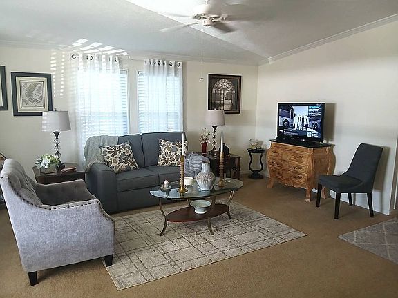 3rd image of 803 Lakeshore Dr