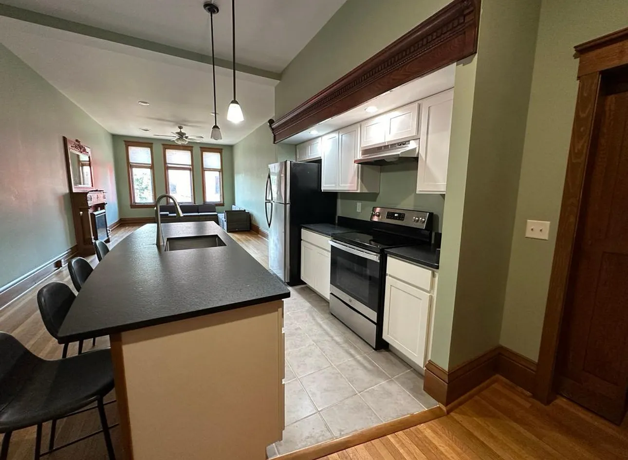 2 bed, 1000 sqft, $2,200 — Photo 3