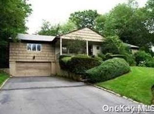 8 Gay Dr, Great Neck, NY 11024