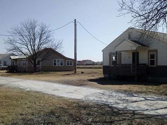 902 is the house on the right in this photo.