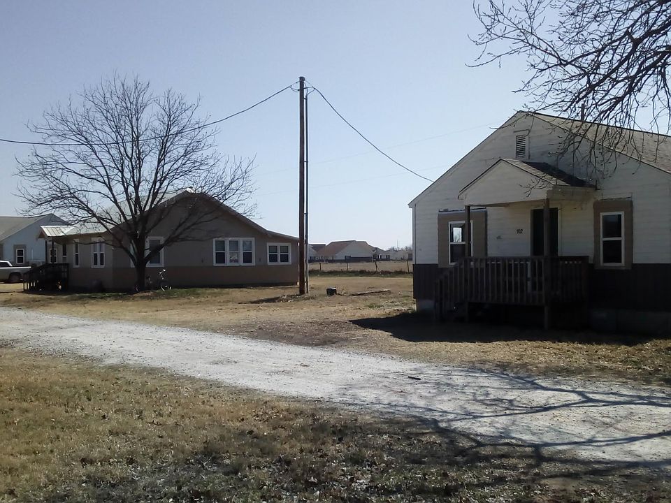 902 is the house on the right in this photo.