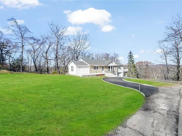 225 Hilltop St, Mahopac, NY 10541