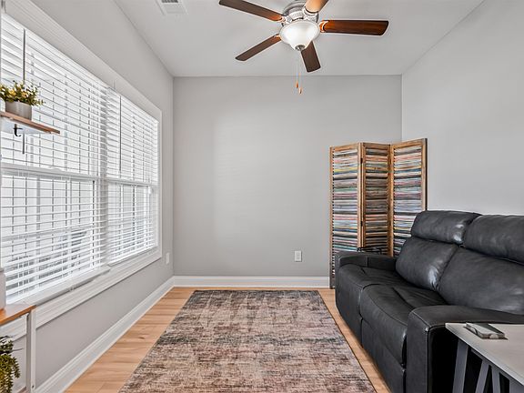 4th image of 1209 Black Oak Ln. #2