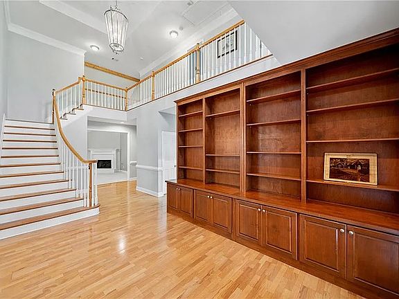 Foyer with bookshelves