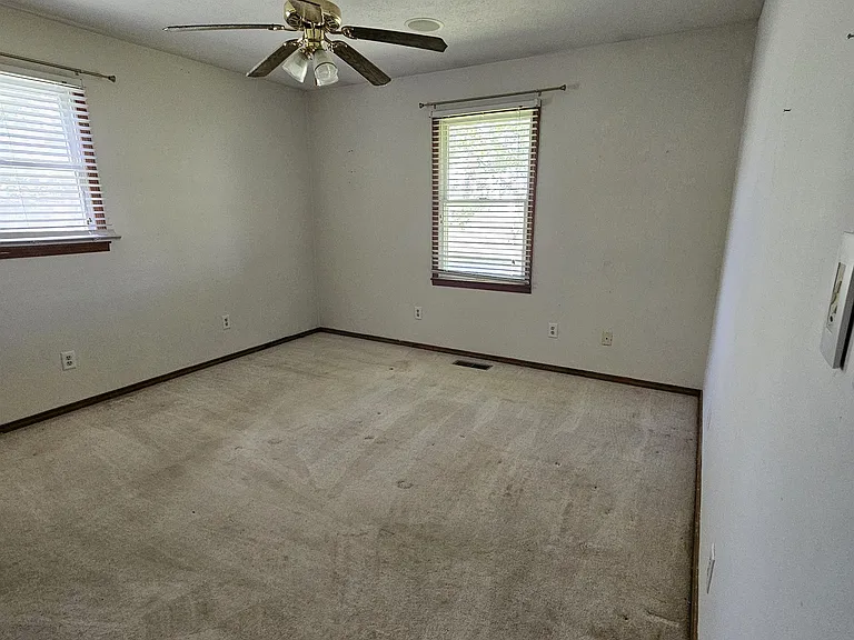 711 N Hemlock St — Photo 16