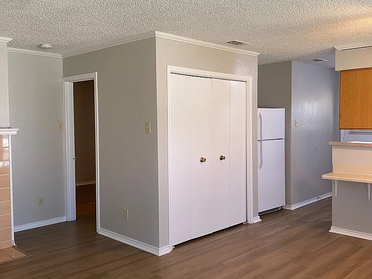 1112 Valley View St — Photo 6