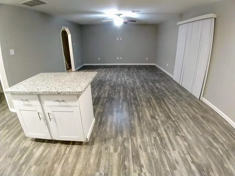 2402 Iowa Ave — Photo 6