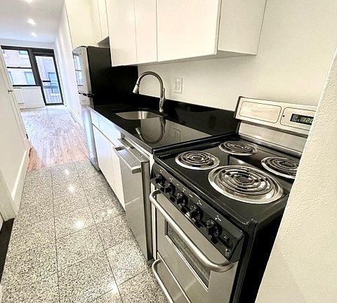 5th image of 213 E 37th St #5D