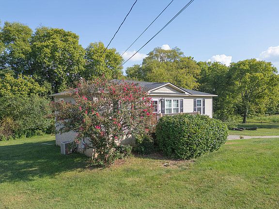 2nd image of 139 Apple Valley Ct NE