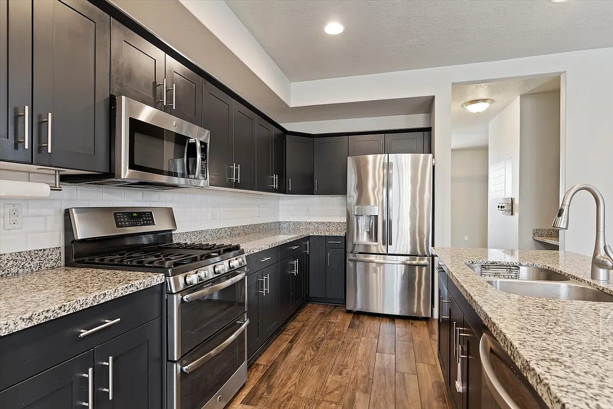 5 bed, 3.5 bath, 4500 sqft, $4,000 — Photo 2