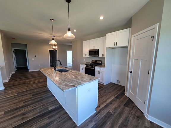 3rd image of 940-946 Kings Dr