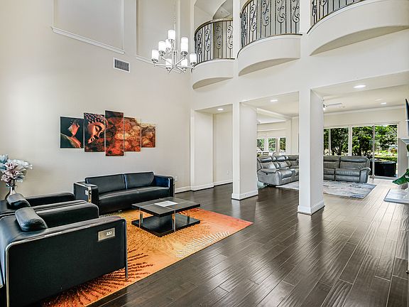 4th image of 2139 Oakwood Holw