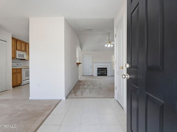 3rd image of 10673 Oak Crest Dr N