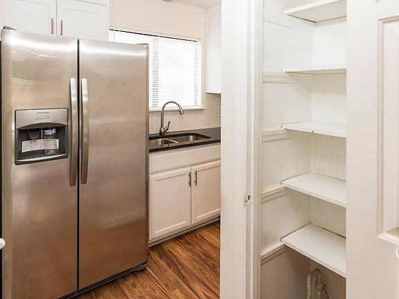 03 - Kitchen - Fridge - Pantry