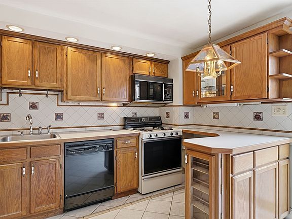 2nd image of 100 Roper St #D