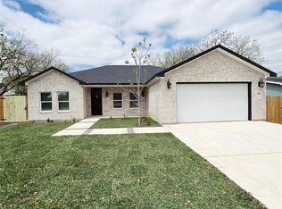 614 S Middle St, Flatonia, TX 78941