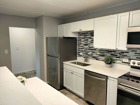 4th image of 1019 Boxwood Dr #403