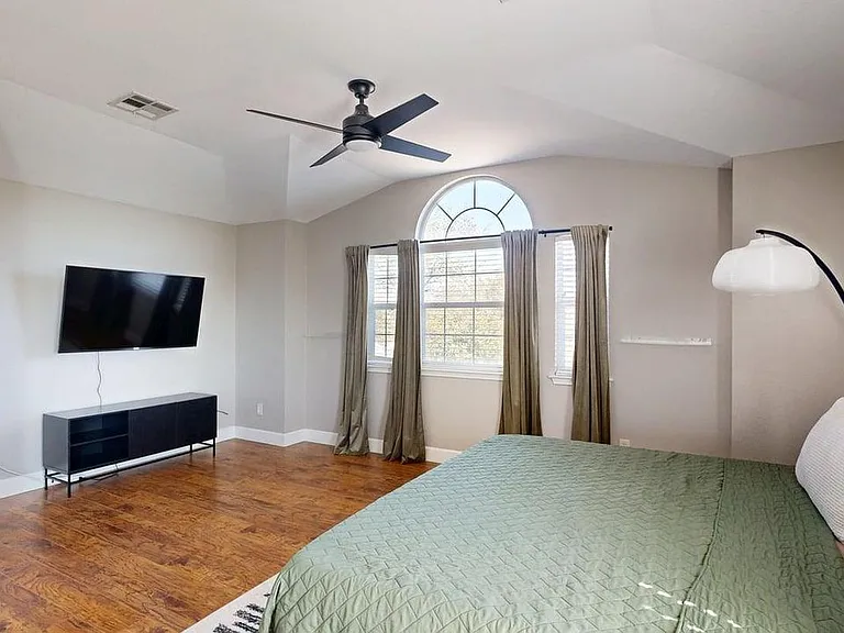 2105 Huxley Ln — Photo 15