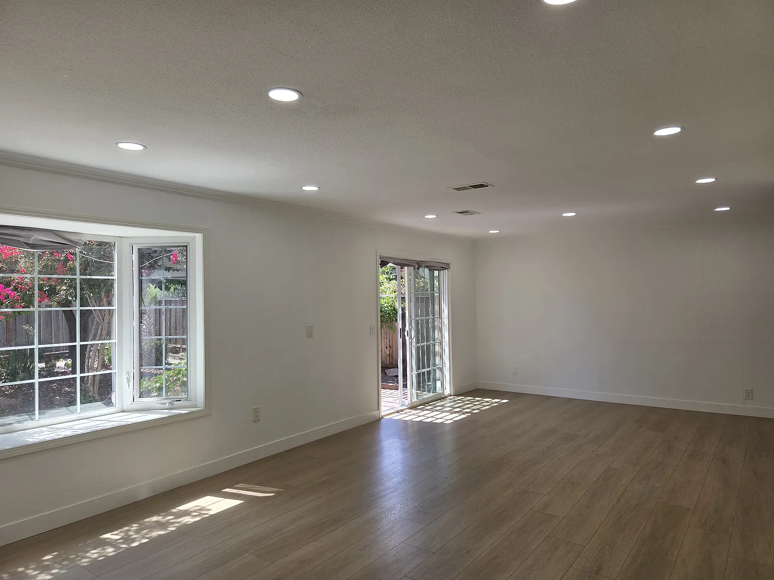 5 bed, 1850 sqft, $4,950 — Photo 3