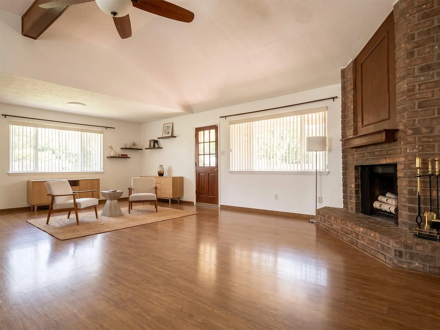 3 bed, 2.0 bath, 1608 sqft, $2,045 — Photo 3