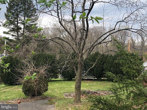 3rd image of 221 Robin Hood Ln