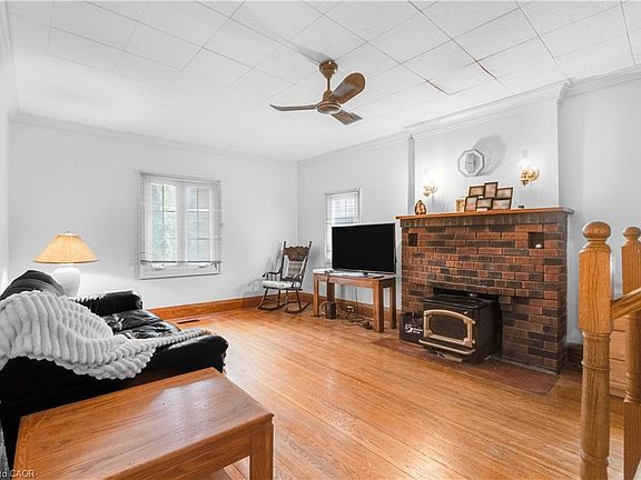 2nd image of 1518 Cawthra Rd