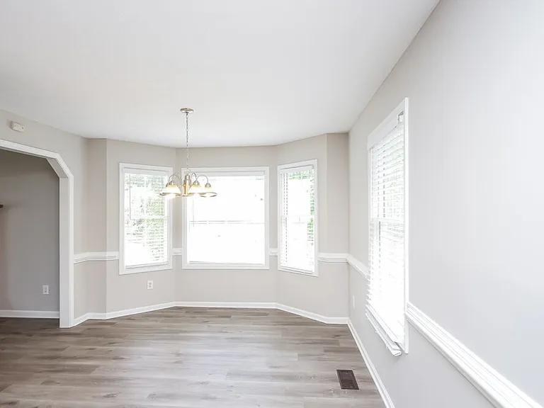 565 Bridge Grv — Photo 7