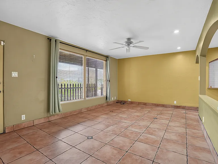 315 W Glenrosa Ave — Photo 3