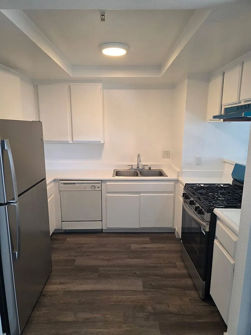 Yukon Apartments (DMM5) — Photo 1