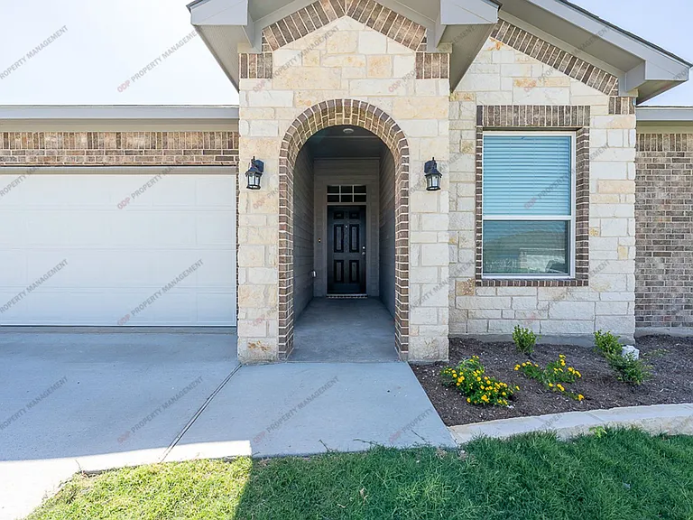 1458 Shadow Hill Ln — Photo 2
