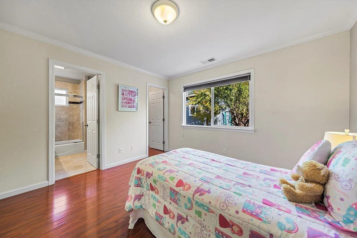 4892 Moorpark Ave — Photo 2